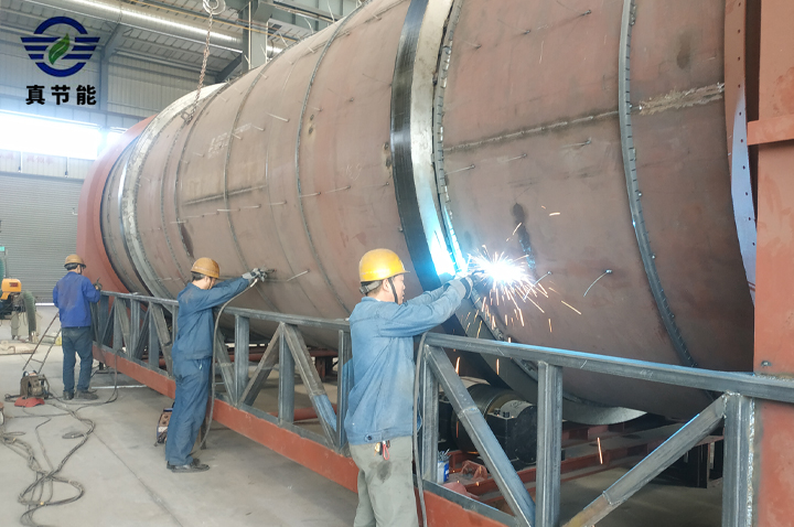 防止污泥干燥設備表面漆層脫落破損，采用防腐防銹的工藝技術焊接