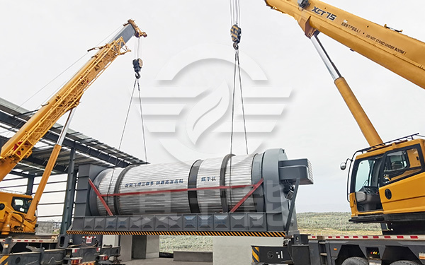 三筒化工污泥干燥設(shè)備吊裝現(xiàn)場(chǎng) 三筒化工污泥干燥設(shè)備吊裝現(xiàn)場(chǎng)